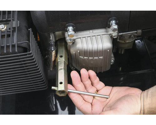 Zündkerzenschlüssel wird an einem Motor verwendet