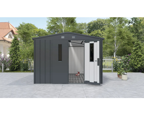 Gartenhaus mit geöffneten Türen auf einer Terrasse im Garten