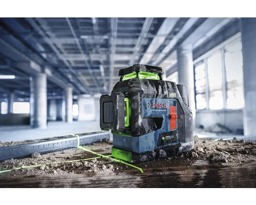Bosch Logo. Bosch Professional Kreuzlinienlaser mit grünen Laserlinien auf Baustelle.