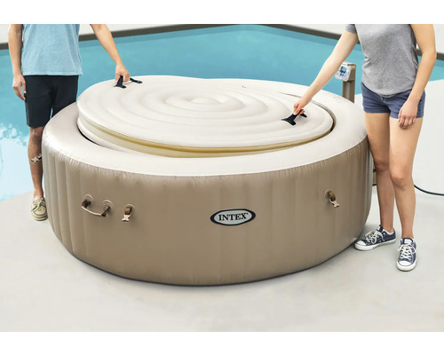 Aufblasbarer Intex Whirlpool mit Abdeckung in der Nähe eines Schwimmbeckens.