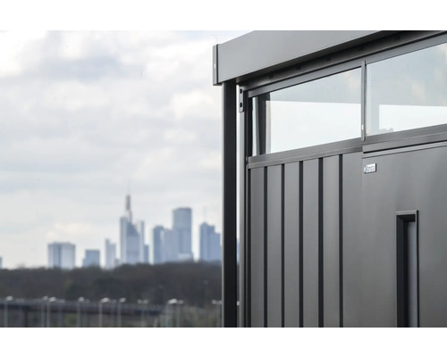 Detailansicht einer Terrassenüberdachung mit Schiebewand und Konsta Logo