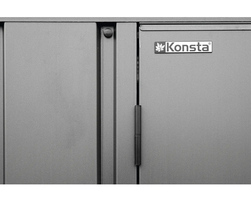Detailansicht eines Konsta Geräteschranks mit dem Konsta Logo.
