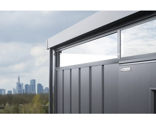 Detailansicht eines Konsta Gerätehauses mit Fenster und Skyline im Hintergrund