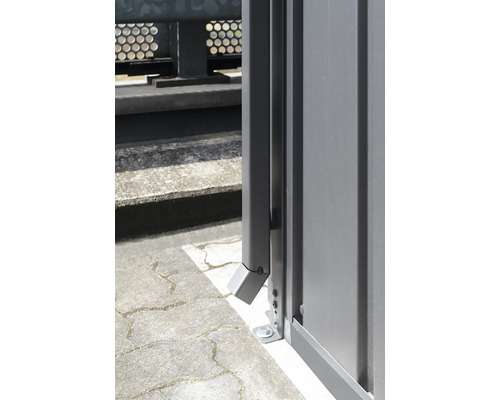 Detailansicht eines grauen Carports mit Regenrinne und Ablaufrohr