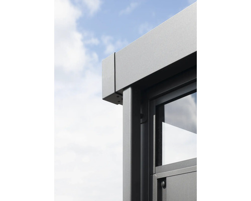 Detailansicht eines Pavillons mit Fenster und Aluminiumrahmen vor blauem Himmel