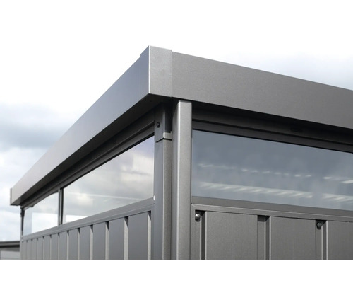 Detailansicht eines Pavillons mit Glaseinsätzen und Aluminiumrahmen
