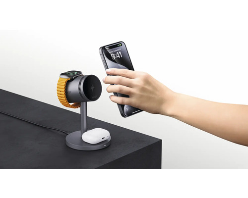 Ladestation mit Smartwatch, Ohrhörern und Smartphone auf einer Oberfläche