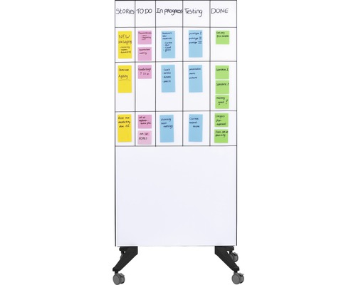 Mobiles Whiteboard mit Aufgaben in verschiedene Kategorien unterteilt