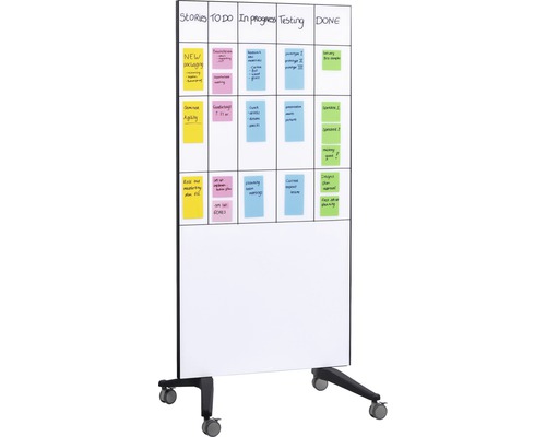 Mobiles Whiteboard mit Rollen und beschrifteten Haftnotizen