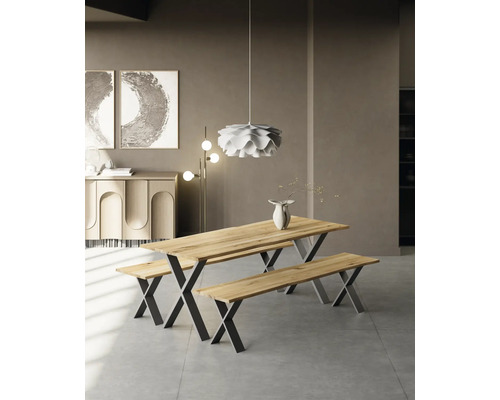 Esszimmer mit Holztisch und Bänken auf Metallgestell, ergänzt durch Pendelleuchte und Sideboard