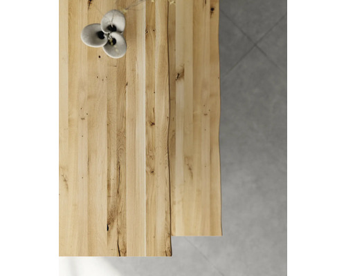 Tischplatte aus Massivholz mit Baumkante und Blumendekoration