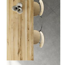 Ansicht von oben auf einen Holztisch und zwei Stühle