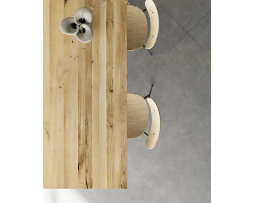 Ansicht von oben: Holztisch mit zwei Stühlen und Dekoration