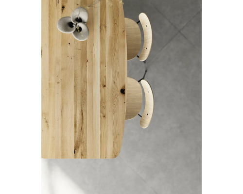 Ansicht von oben auf einen Holztisch mit Stühlen und Dekoration