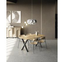 Esszimmer mit Esstisch aus Holz und Stühlen mit schwarzem Metallgestell, ergänzt durch eine dekorative Pendelleuchte.