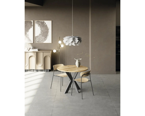 Esszimmer mit rundem Holztisch, zwei Stühlen und Pendelleuchte