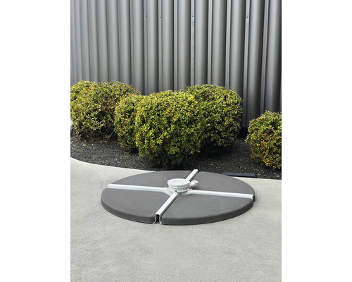 Sonnenschirmständer aus Beton mit Metallkreuzfuß