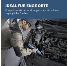 Ein Mann repariert mit einem Schraubendreher einen Automotor an einem schwer zugänglichen Ort.