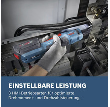 Akkuschrauber im Einsatz mit Handschuhen