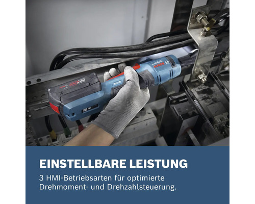 Akkuschrauber im Einsatz mit Handschuhen