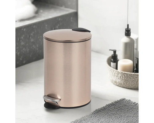 Treteimer aus Metall im Badezimmer