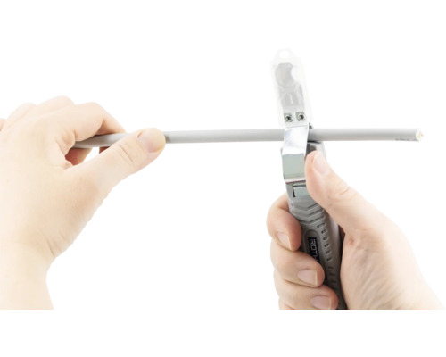 Zwei Hände verwenden ein Abisolierwerkzeug an einem Kabel.