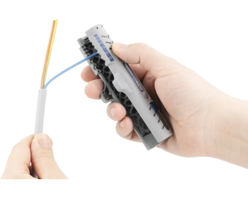 Abisolierzange in Gebrauch mit Kabel