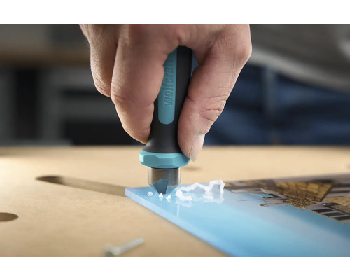 Eine Person entgratet eine Acrylglasplatte mit einem Entgrater von Wolfcraft.