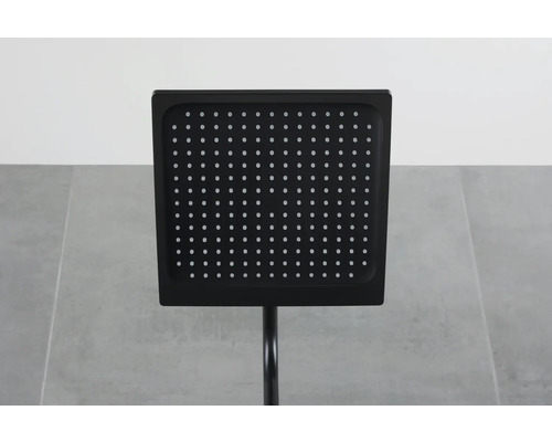 Schwarzer, quadratischer Duschkopf mit vielen Düsen.