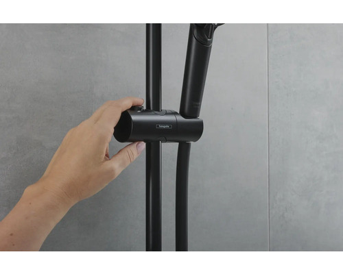 Hand, die eine schwarze Brausestange mit Handbrause und Hansgrohe Logo verstellt.