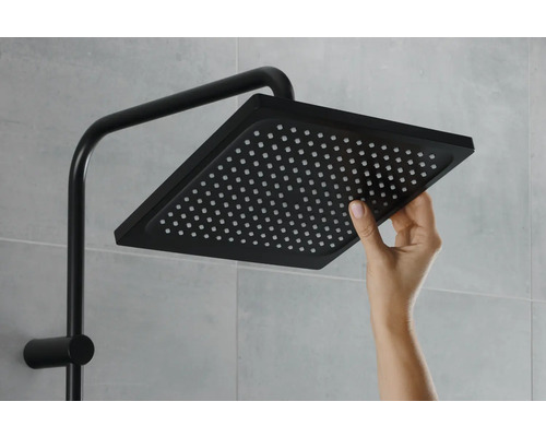 Schwarzer Duschkopf mit Hand am Duschkopf