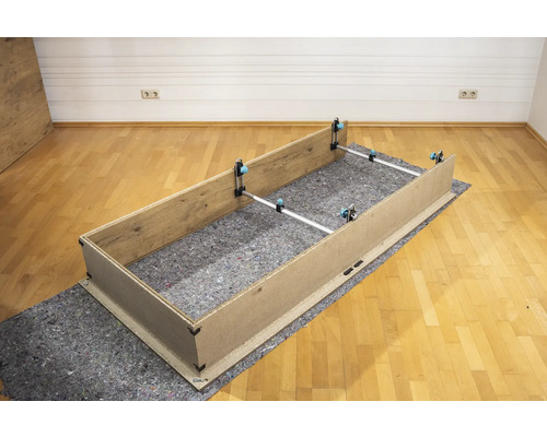 Holzrahmenmontage mit Spannvorrichtungen auf einer Schutzmatte