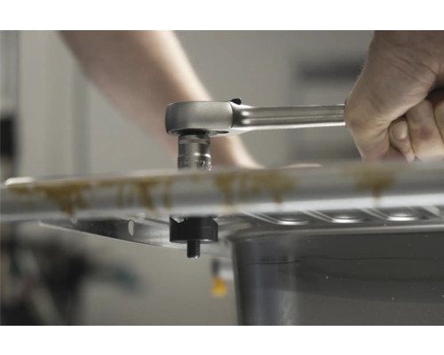 Montage einer Spüle mit Ratschenschlüssel