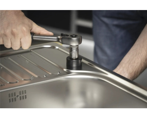 Installation einer Küchenspüle mit Ratschenschlüssel