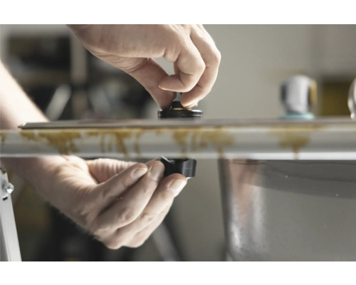 Hände installieren ein Bauteil an einem Waschbecken