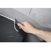 Entfernen von Dichtungsmasse mit einem Fugenentferner