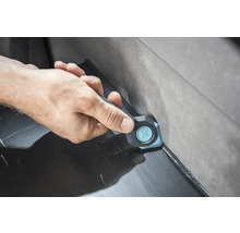 Eine Hand verwendet ein Fugenglätter Werkzeug zum Glätten von Fugen zwischen Fliesen.