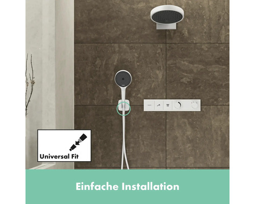 Duschsystem mit Kopfbrause und Handbrause vor gefliester Wand