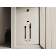 Moderne Dusche mit Regenduschkopf und Handbrause in einem hellen Badezimmer