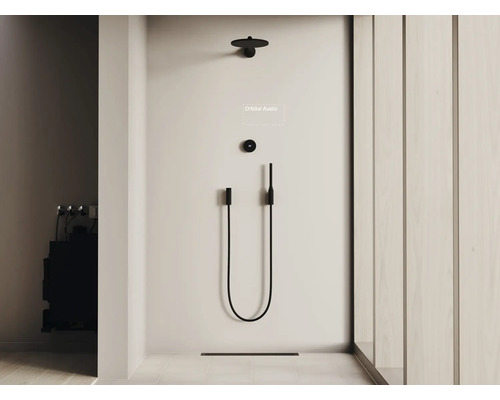 Moderne Dusche mit Regenduschkopf und Handbrause in einem hellen Badezimmer