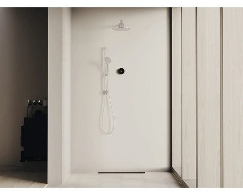 Modernes Badezimmer mit Regendusche, Handbrause und Temperaturregler