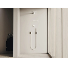Badezimmer mit Dusche und Orbital Audio Logo