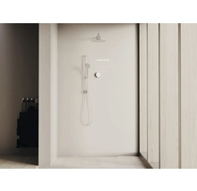 Badezimmer mit Duscharmatur, Handbrause und Kopfbrause