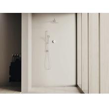 Moderne Dusche mit Kopfbrause und Handbrause