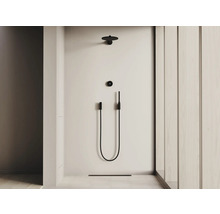 Moderne Dusche mit schwarzer Armatur und flacher Duschrinne
