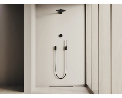 Moderne Dusche mit schwarzer Armatur und flacher Duschrinne