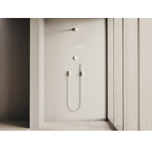 Modernes Badezimmer mit Dusche und Armaturen