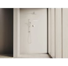 Dusche mit Kopfbrause und Handbrause in einem hellen Badezimmer.