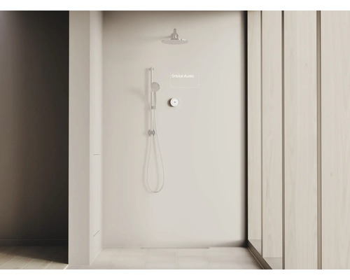 Dusche mit Kopfbrause und Handbrause in einem hellen Badezimmer.