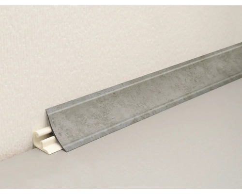 Sockelleiste mit Trägerprofil an der Wand